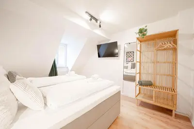 Ein Bett oder Betten in einem Zimmer der Unterkunft Zentrale Altbauwohnung am Barockschloss