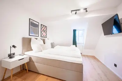 Ein Bett oder Betten in einem Zimmer der Unterkunft Zentrale Altbauwohnung am Barockschloss