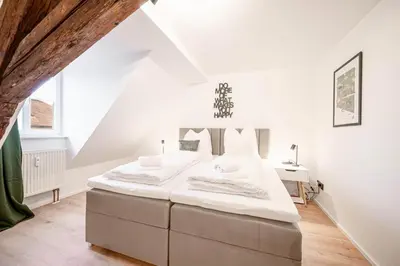 Ein Bett oder Betten in einem Zimmer der Unterkunft Zentrale Altbauwohnung am Barockschloss