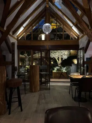 Ein Restaurant oder anderes Speiselokal in der Unterkunft WeinZeit23 - Premium Auszeit im Weingut Weegmüller