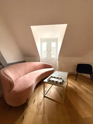 Ein Sitzbereich in der Unterkunft Townhouse Mayfair Style im Weinstrassen Hotspot Deidesheim