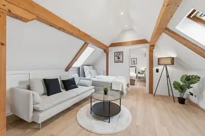 Ein Sitzbereich in der Unterkunft Malu Rooms - im Zentrum, Balkon, Klima, 24h Checkin, Waschmaschine, SmartTv, am Schloss, Saniert und modern
