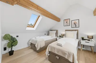 Ein Bett oder Betten in einem Zimmer der Unterkunft Malu Rooms - im Zentrum, Balkon, Klima, 24h Checkin, Waschmaschine, SmartTv, am Schloss, Saniert und modern