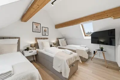 Ein Bett oder Betten in einem Zimmer der Unterkunft Malu Rooms - im Zentrum, Balkon, Klima, 24h Checkin, Waschmaschine, SmartTv, am Schloss, Saniert und modern