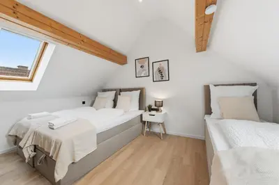 Ein Bett oder Betten in einem Zimmer der Unterkunft Malu Rooms - im Zentrum, Balkon, Klima, 24h Checkin, Waschmaschine, SmartTv, am Schloss, Saniert und modern