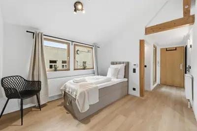 Ein Bett oder Betten in einem Zimmer der Unterkunft Malu Rooms - im Zentrum, Balkon, Klima, 24h Checkin, Waschmaschine, SmartTv, am Schloss, Saniert und modern