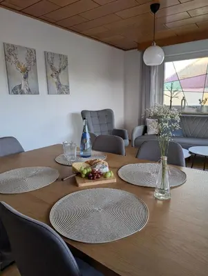 Ein Sitzbereich in der Unterkunft Ferienwohnung am Kurpark