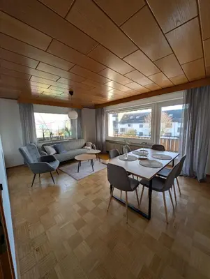 Ein Sitzbereich in der Unterkunft Ferienwohnung am Kurpark