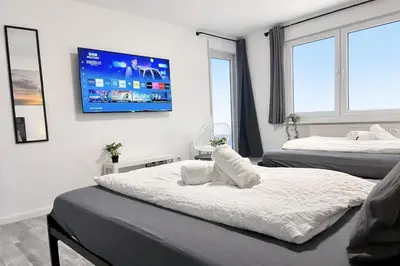 Ein Bett oder Betten in einem Zimmer der Unterkunft STN Kocherwald Suite - Ferienwohnung mit 4 Schlafzimmer, 8 Big Beds, Parkplatz & Balkon, Highspeed WLAN, Netflix Premium, Zentral zu Audi & Schwarz Gruppe