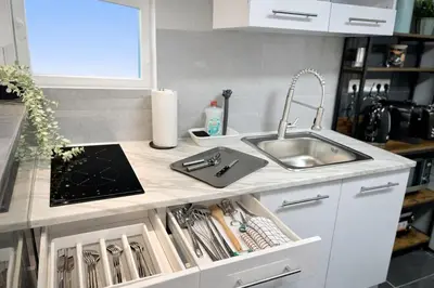 Küche/Küchenzeile in der Unterkunft STN Kocherwald Suite - Ferienwohnung mit 4 Schlafzimmer, 8 Big Beds, Parkplatz & Balkon, Highspeed WLAN, Netflix Premium, Zentral zu Audi & Schwarz Gruppe