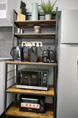 Küche/Küchenzeile in der Unterkunft STN Kocherwald Suite - Ferienwohnung mit 4 Schlafzimmer, 8 Big Beds, Parkplatz & Balkon, Highspeed WLAN, Netflix Premium, Zentral zu Audi & Schwarz Gruppe