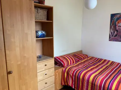 Ein Bett oder Betten in einem Zimmer der Unterkunft Gemütliches Gästezimmer in charmantem Einfamilienhaus
