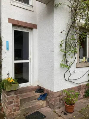 Ein Garten an der Unterkunft Gemütliches Gästezimmer in charmantem Einfamilienhaus