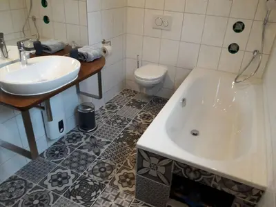 Ein Badezimmer in der Unterkunft Holiday Home Freistehendes Nurdachaus im Ferienpark Schellbronn by Interhome