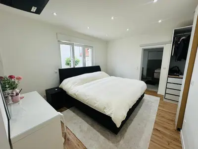 Ein Bett oder Betten in einem Zimmer der Unterkunft Luxuriöse & stilvolle Wohnung mit Spa-Bad, Home-Office & Fitnessbereich