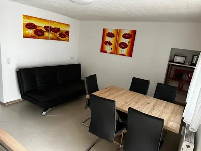 Ein Sitzbereich in der Unterkunft KRAICHGAU # 3-ZKB im EG, mit EBK, WLAN, Monteurzimmer, SELF-CHECK-IN