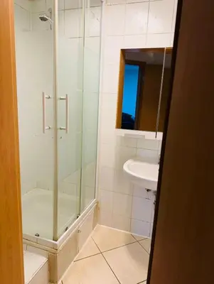 Ein Badezimmer in der Unterkunft House AL11