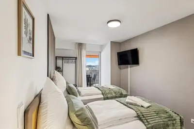 Ein Bett oder Betten in einem Zimmer der Unterkunft Skyview Apartment mit Balkon & Parkplatz