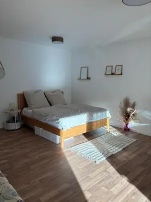 Ein Bett oder Betten in einem Zimmer der Unterkunft Dürkheimer Auszeit-gemütliches Studio am Kurpark