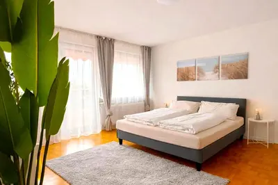 Ein Bett oder Betten in einem Zimmer der Unterkunft stylische 110m2 Wohnung in Top Lage mit Balkon und 2 Schlafzimmern für bis zu 6 Personen sowie kostenloser Parkgarage max 1,65m Höhe und 1,8m Breite