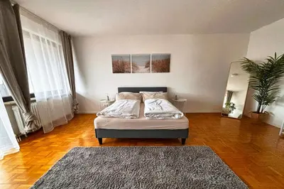 Ein Bett oder Betten in einem Zimmer der Unterkunft stylische 110m2 Wohnung in Top Lage mit Balkon und 2 Schlafzimmern für bis zu 6 Personen sowie kostenloser Parkgarage max 1,65m Höhe und 1,8m Breite
