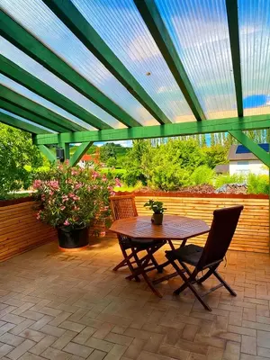 Ein Garten an der Unterkunft Weingut Mathis Apartment 1 Burgblick