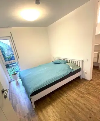 Ein Bett oder Betten in einem Zimmer der Unterkunft Bright modern apartment Ilsfeld