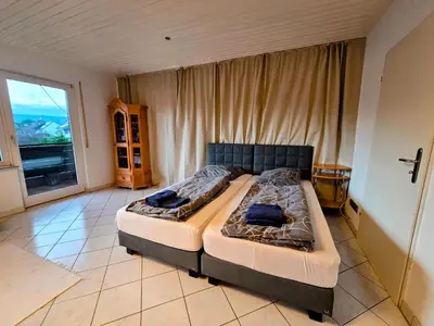 Ein Bett oder Betten in einem Zimmer der Unterkunft Geräumige Wohnung mit 4 Betten und Balkon