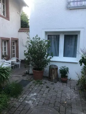 Ein Garten an der Unterkunft Hübsch und ruhig