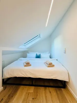 Ein Bett oder Betten in einem Zimmer der Unterkunft Das Kunstgalerie-Haus! Nahe TPK, KIT, DFS und EnBW