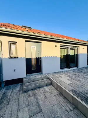 Das Gebäude in dem sich das Ferienhaus befindet