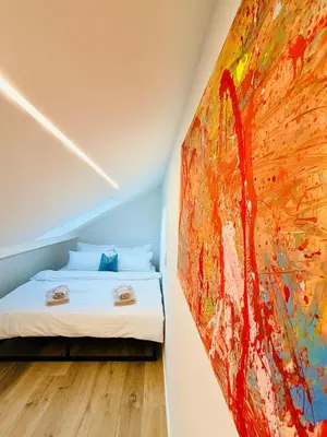 Ein Bett oder Betten in einem Zimmer der Unterkunft Das Kunstgalerie-Haus! Nahe TPK, KIT, DFS und EnBW