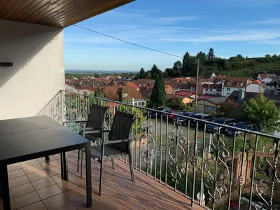 Ein Balkon oder eine Terrasse in der Unterkunft Große Ferienwohnung mit Balkon in Sankt Martin, Pfalz