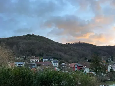 Ein allgemeiner Bergblick oder ein Berglick von des Ferienhauses aus