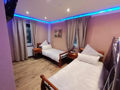 Ein Bett oder Betten in einem Zimmer der Unterkunft Gäste Zimmer-Ristorante Kochertal da Enzo
