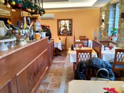 Ein Restaurant oder anderes Speiselokal in der Unterkunft Gäste Zimmer-Ristorante Kochertal da Enzo
