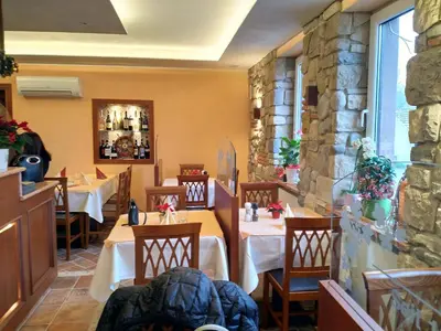 Ein Restaurant oder anderes Speiselokal in der Unterkunft Gäste Zimmer-Ristorante Kochertal da Enzo