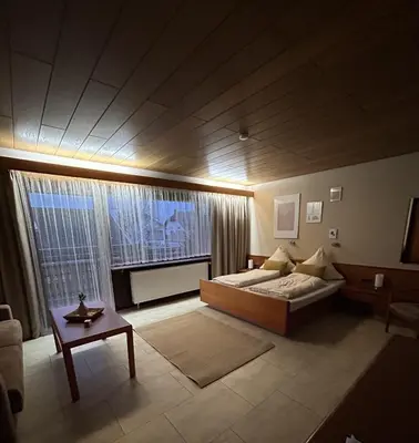 Ein Bett oder Betten in einem Zimmer der Unterkunft Hotel Garni Sebastian