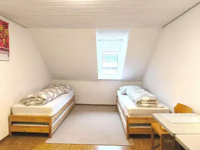 Ein Bett oder Betten in einem Zimmer der Unterkunft Ganze Wohnung in Karlsruhe, 2 Schlafzimmer, 3 Betten, Küche, Bad, Altbau, Stadtmitte
