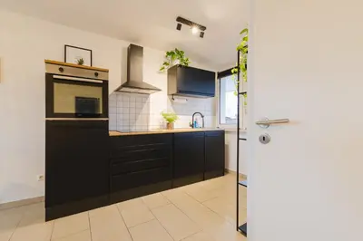 Küche/Küchenzeile in der Unterkunft Moderne 2-Zimmer Wohnung - kostenloser Parkplatz