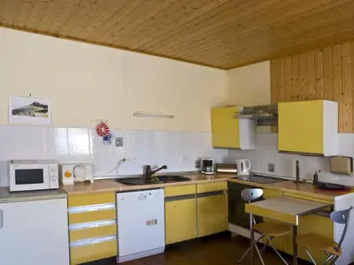 Küche/Küchenzeile in der Unterkunft Apartment mit Pool und überdachtem Balkon by Interhome