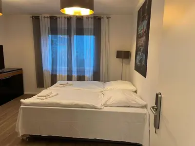 Ein Bett oder Betten in einem Zimmer der Unterkunft Apartment Porschenahe Ferienwohnung für Klang-Liebhaber by Interhome