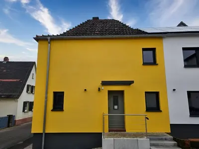 Das Gebäude in dem sich das Ferienhaus befindet