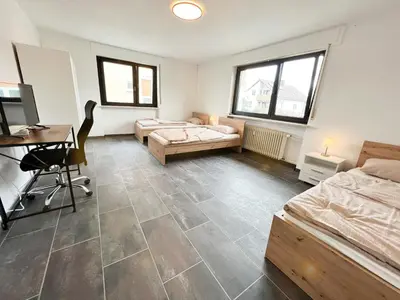 Ein Bett oder Betten in einem Zimmer der Unterkunft Großzügige OG Ferienwohnung in Linkenheim frieden apartments