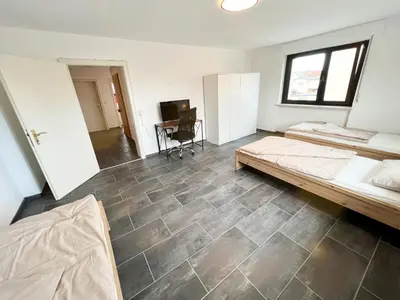 Ein Bett oder Betten in einem Zimmer der Unterkunft Großzügige OG Ferienwohnung in Linkenheim frieden apartments
