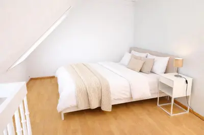 Ein Bett oder Betten in einem Zimmer der Unterkunft Großzügige Maisonette nahe Innenstadt Altbauflair