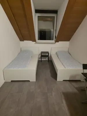 Ein Bett oder Betten in einem Zimmer der Unterkunft modernes & einfaches übernachten