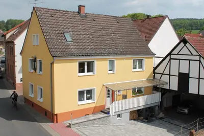 Das Gebäude in dem sich die Ferienwohnung befindet
