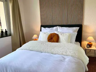Ein Bett oder Betten in einem Zimmer der Unterkunft Top location • Family-friendly • Parking • Netflix
