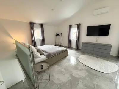 Ein Bett oder Betten in einem Zimmer der Unterkunft HUGOS Design House - ruhig & modern